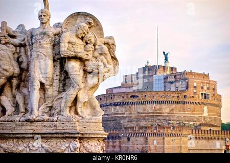 Historisches Denkmal von niedrigen Winkel mit der Statue im Vordergrund und Engelsburg, Castel Sant'Angelo, Mausoleo di Adriano im Hintergrund. Rom, Ital Stockfoto