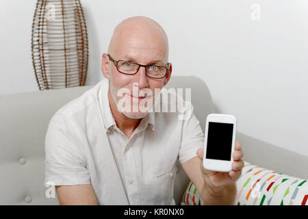 Mann zeigt den Bildschirm von seinem Telefon Stockfoto