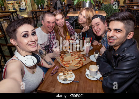 Gruppe der Multirassischen junge Leute, die eine selfie beim essen Pizza Stockfoto
