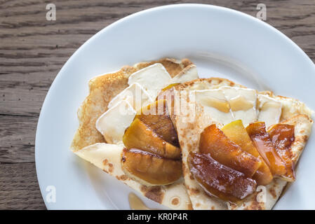 Crepes mit Brie und karamelisierte Scheiben von Apple Stockfoto