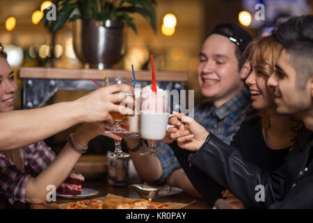 Menschen treffen Freundschaft miteinander Coffee Shopkonzept Stockfoto