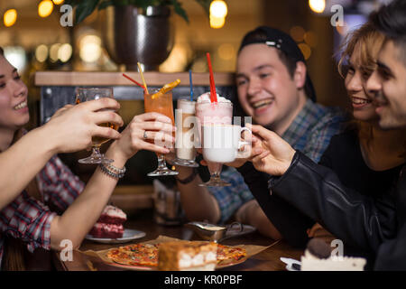 Menschen treffen Freundschaft miteinander Coffee Shopkonzept Stockfoto