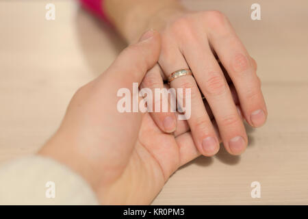 Der Mann die Hand sanft Holding Frau hand Stockfoto