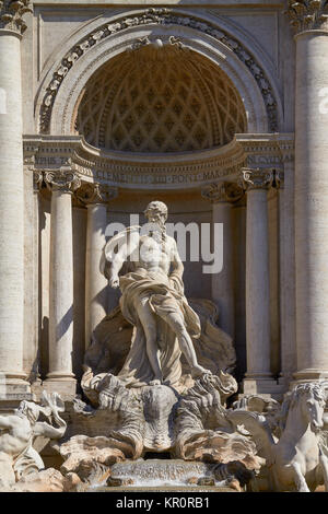 Die Neptun-Statue den Trevi-Brunnen in Rom Italien Stockfoto