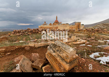 Ruinen einer alten Friedhof mit der ishak Pasha Palace in Dogubeyazit, Türkei. Stockfoto