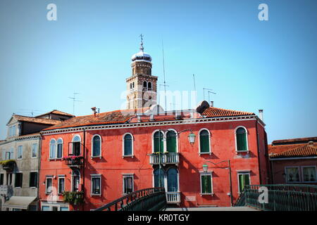 Bunte Wohngebäude und Campanile der Kirche San Pietro Martire in Insel Burano, die Lagune von Venedig Stockfoto