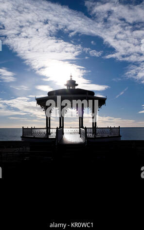 Brighton viktorianischen Musikpavillon silhoutted Schwarz von Sun hinter sich, dramatischen Blau und Weiß bewölkter Himmel, schwarz, Vordergrund, viktorianische Architektur, Neu ren Stockfoto