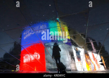 Frau mit Koffer fotografieren der Nacht Lichter am Piccadilly Circus, London (Reflexion an einem regnerischen Tag) Stockfoto