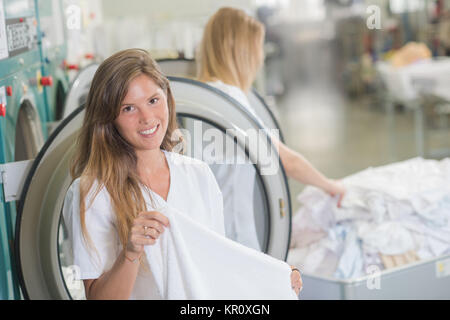 Frauen, die in der professionellen Wäscherei arbeiten Stockfoto