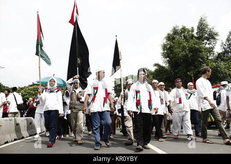 Jakarta, Indonesien. 17 Dez, 2017. Indonesische Muslimische Aktivisten shouts Slogans während eines Protestes statt zu zeigen, Widerstand gegen US-Präsident Donald J. Trumpf Entscheidung Jerusalem als Hauptstadt von Israel zu erkennen, in Jakarta, Indonesien, 17. Dezember 2017. Tausende von Indonesischen muslimische Demonstranten geführt, die von den indonesischen Rat der Ulema fortgesetzt Kundgebungen againts US-Präsident Donald J Trümpfe recognation von Jerusalem als Hauptstadt von Israel und der US-Botschaft von Tel Aviv nach Jerusalem verlegen. Credit: Risa Krisadhi/Pacific Press/Alamy leben Nachrichten Stockfoto