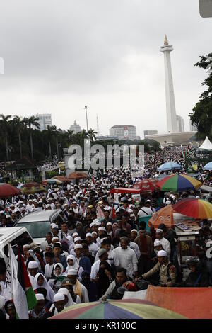 Jakarta, Indonesien. 17 Dez, 2017. Indonesische Muslimische Aktivisten shouts Slogans während eines Protestes statt zu zeigen, Widerstand gegen US-Präsident Donald J. Trumpf Entscheidung Jerusalem als Hauptstadt von Israel zu erkennen, in Jakarta, Indonesien, 17. Dezember 2017. Tausende von Indonesischen muslimische Demonstranten geführt, die von den indonesischen Rat der Ulema fortgesetzt Kundgebungen againts US-Präsident Donald J Trümpfe recognation von Jerusalem als Hauptstadt von Israel und der US-Botschaft von Tel Aviv nach Jerusalem verlegen. Credit: Risa Krisadhi/Pacific Press/Alamy leben Nachrichten Stockfoto