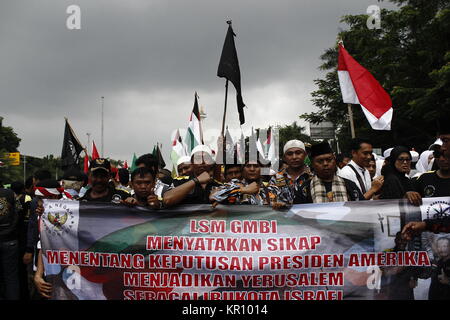 Jakarta, Indonesien. 17 Dez, 2017. Indonesische Muslimische Aktivisten shouts Slogans während eines Protestes statt zu zeigen, Widerstand gegen US-Präsident Donald J. Trumpf Entscheidung Jerusalem als Hauptstadt von Israel zu erkennen, in Jakarta, Indonesien, 17. Dezember 2017. Tausende von Indonesischen muslimische Demonstranten geführt, die von den indonesischen Rat der Ulema fortgesetzt Kundgebungen againts US-Präsident Donald J Trümpfe recognation von Jerusalem als Hauptstadt von Israel und der US-Botschaft von Tel Aviv nach Jerusalem verlegen. Credit: Risa Krisadhi/Pacific Press/Alamy leben Nachrichten Stockfoto