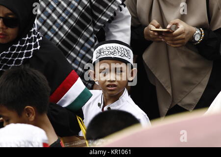 Jakarta, Indonesien. 17 Dez, 2017. Ein Kind tragen Atribute während eines Protestes statt zu zeigen, Widerstand gegen US-Präsident Donald J. Trumpf Entscheidung Jerusalem als Hauptstadt von Israel zu erkennen, in Jakarta, Indonesien, 17. Dezember 2017. Tausende von Indonesischen muslimische Demonstranten geführt, die von den indonesischen Rat der Ulema fortgesetzt Kundgebungen againts US-Präsident Donald J Trümpfe recognation von Jerusalem als Hauptstadt von Israel und der US-Botschaft von Tel Aviv nach Jerusalem verlegen. Credit: Risa Krisadhi/Pacific Press/Alamy leben Nachrichten Stockfoto