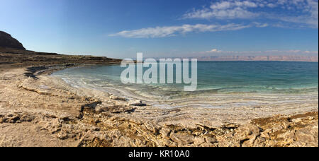 Blick auf den Strand, Landschaft am Toten Meer in Jordanien - Stockfoto