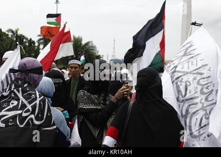 Jakarta, Indonesien. 17 Dez, 2017. Indonesische Muslimische Aktivisten hält die palästinensische Flagge während eines Protestes statt zu zeigen, Widerstand gegen US-Präsident Donald J. Trumpf Entscheidung Jerusalem als Hauptstadt von Israel zu erkennen, in Jakarta, Indonesien, 17. Dezember 2017. Tausende von Indonesischen muslimische Demonstranten geführt, die von den indonesischen Rat der Ulema fortgesetzt Kundgebungen againts US-Präsident Donald J Trümpfe recognation von Jerusalem als Hauptstadt von Israel und der US-Botschaft von Tel Aviv nach Jerusalem verlegen. Credit: Risa Krisadhi/Pacific Press/Alamy leben Nachrichten Stockfoto