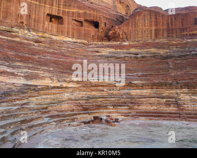 Antike Theater, Amphitheater in Petra, Jordanien Stockfoto