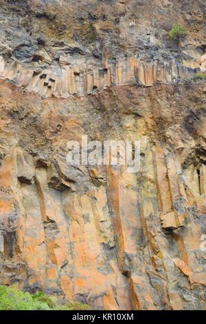 Ungewöhnliche und farbenfrohen Felsformationen einer Klippe. Stockfoto