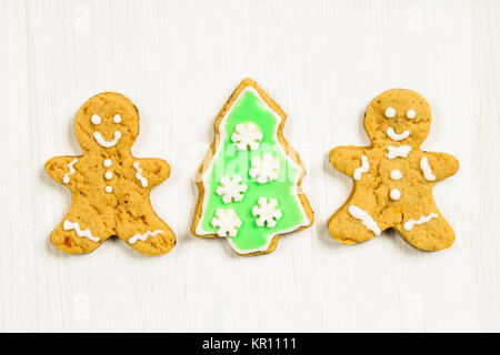 Lebkuchen Männer Freunde am Weihnachtsbaum auf einem weißen Tisch Stockfoto