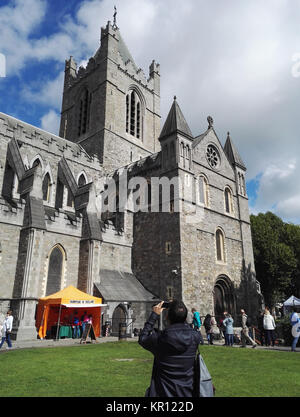 DUBLIN, Irland - 08 September 2017: ein Tourist, der ein Foto von Christ Church Cathedral in Dublin, Irland. Stockfoto