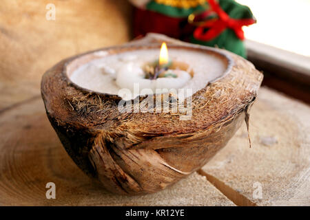 Santa Claus und eine Kerze in einer dekorativen Coconut Stockfoto