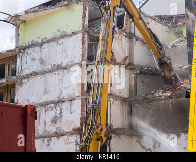 Urban-Szene. Demontage eines Hauses. Gebäudeabbruch und Absturz von Maschinen für den Neubau. Industrie. Stockfoto