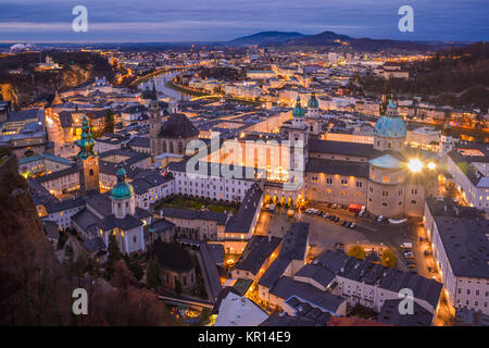 Blick von der Festung Hohensalzburg bei Sonnenuntergang in der Weihnachtszeit, Österreich. Stockfoto