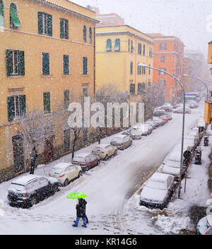 Gebäude unter Schnee in der Stadt Stockfoto