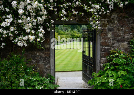 Congreve Gärten mount, bell Tor, ummauerten Garten, Tor, Eingang, Ausgang, Steigung, Gefälle, Rasen, formale, Gärten, historischen, RM Floral Stockfoto