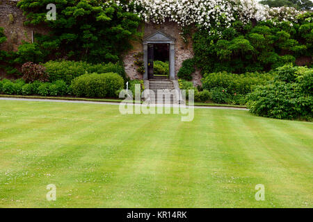 Congreve Gärten mount, bell Tor, ummauerten Garten, Tor, Eingang, Ausgang, Steigung, Gefälle, Rasen, formale, Gärten, historischen, RM Floral Stockfoto