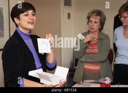 CDC Kliniker, Joanne Cono, MD, beschreibt Inhalte von pockenimpfstoff Kit während der 2002 Vaccinator Workshop, 2002. Im Dezember 2002, CDC Kliniker ausgebildeten Staat zugelassenen Impfstoff verwaltet wie Pocken Impfstoff sicher und effizient zu liefern. Sobald die Ausbildung abgeschlossen wurde, werden Sie zusätzliche Pockenimpfstoff Verwaltung Ausbildung in Ihrem Heimatland. Mit freundlicher CDC. Stockfoto