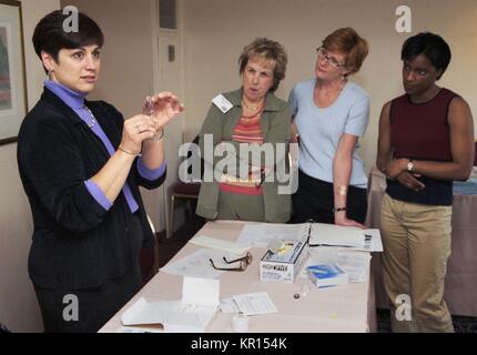 CDC Kliniker, Joanne Cono, MD, beschreibt die Lösungsmittel-spritze für pockenimpfstoff während der 2002 Vaccinator Workshop, 2002. Im Dezember 2002, CDC Kliniker ausgebildeten Staat zugelassenen Impfstoff verwaltet wie Pocken Impfstoff sicher und effizient zu liefern. Sobald die Ausbildung abgeschlossen wurde, werden Sie zusätzliche Pockenimpfstoff Verwaltung Ausbildung in Ihrem Heimatland. Mit freundlicher CDC. Stockfoto