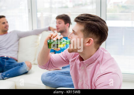 Mann trinken eine Flasche Bier Stockfoto