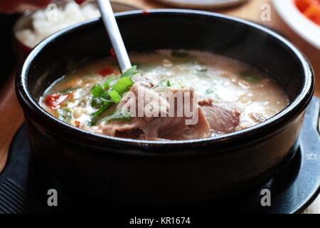 Die koreanische Küche: Busan, Korea berühmten Schweinefleisch und Reissuppe (Dwaeji - gukbap) Stockfoto