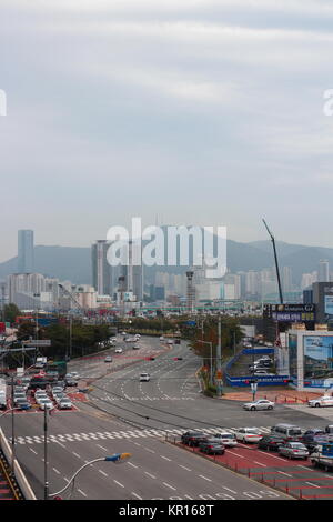Viel befahrenen Straße Verkehr in der Innenstadt von Busan, Südkorea, Bewölkter Tag Stockfoto