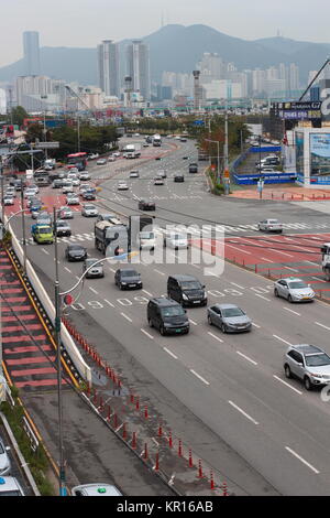 Viel befahrenen Straße Verkehr in der Innenstadt von Busan, Südkorea, Bewölkter Tag Stockfoto