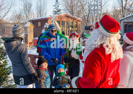 Montreal, Kanada - 16. Dezember 2017: Zwei Weihnachten Elfen Spaß mit einer Familie in der "Weihnachten im Park" Festival Stockfoto