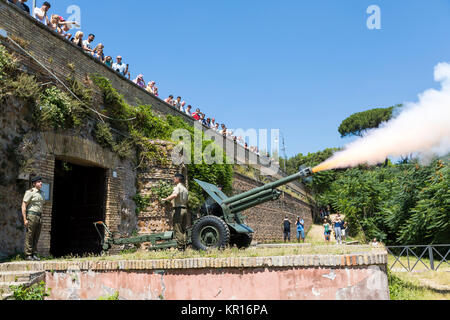 Italienische Militär Armee feuerte eine Canon aus dem Gianicolo-hügel. Rom, Italien Stockfoto