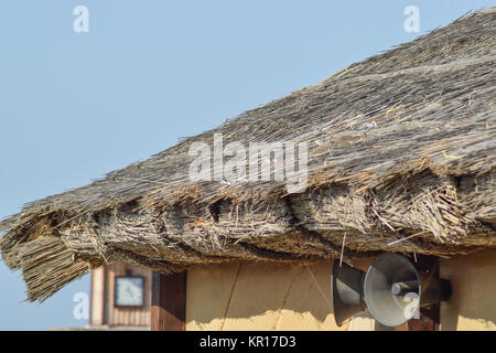 Die Neigung des Daches aus Schilf und Stroh Stockfoto