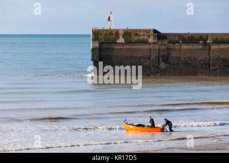 Mit einem kleinen Boot vom Strand entfernt in der Altstadt von Hastings, East Sussex Stockfoto