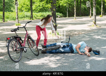 Mann nach Fahrrad Unfall Stockfoto