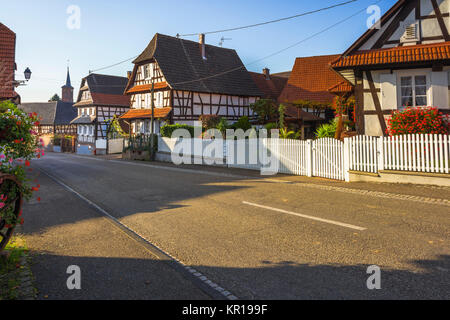 Fachwerkhäuser mit Blumenschmuck in Wissembourg, einem kleinen Dorf im nördlichen Elsass, Frankreich, Mitglied der schönsten Dörfer in Frankreich Stockfoto