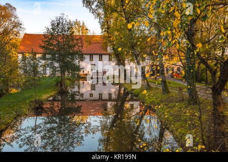 Le Moulin de Forstfeld im Herbst mit dem Spiegelbild im Wasser, Wassermühle in der Nähe von Roppenheim, im nördlichen Elsass, Frankreich, Department Bas-Rhin Stockfoto