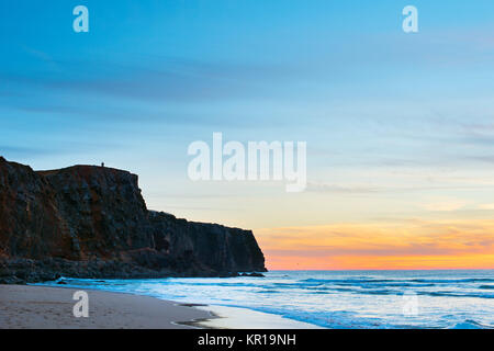 Romantischer Sonnenuntergang am Meer Stockfoto