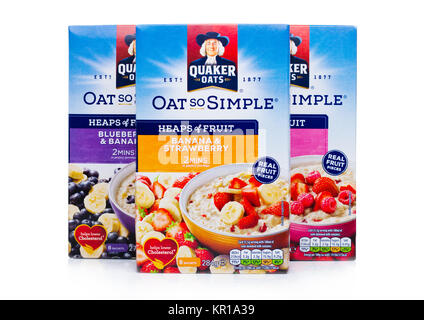 LONDON, Großbritannien - 15 Dezember, 2017: Boxen von Quaker Oats Porridge mit und Früchte auf weißem Hintergrund. Es hat durch PepsiCo ist seit 2001 in Familienbesitz. Stockfoto