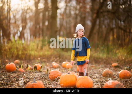 Stehendes Mädchen in einem Pumpkin Patch. Stockfoto