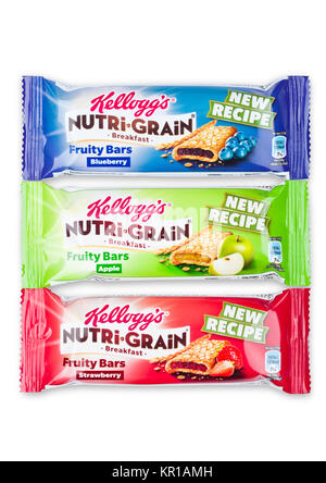 LONDON, Großbritannien - 15 Dezember, 2017: Bars von Kellogg's Marke Nutri grain weich gebacken Frühstück auf weißem Hintergrund. Mit echtem Obst und Vollkorn. Stockfoto