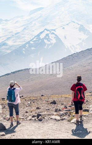 Zwei Wanderinnen stehen auf einem Alppfad, Mt Rainier, Washington, USA Stockfoto