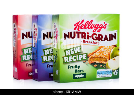 LONDON, Großbritannien - 15 Dezember, 2017: Boxen der Marke Kellogg's Nutri grain weich gebacken Frühstück Balken auf weissem Hintergrund. Mit echten Frucht und ganze Gra gemacht Stockfoto