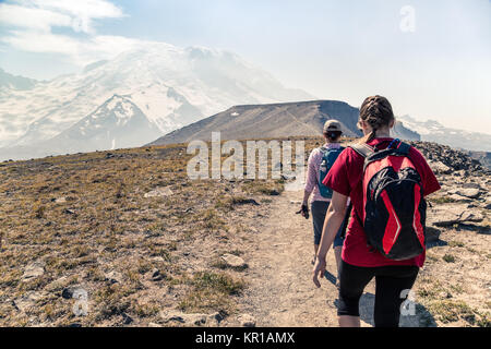 Zwei Frauen wandern auf einem alpinen Pfad, Mt Rainier, Washington, USA Stockfoto