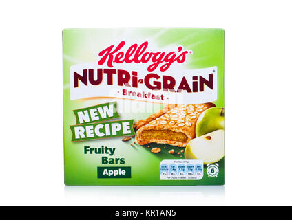 LONDON, Großbritannien - 15 Dezember, 2017: Kellogg's Marke Nutri grain weich gebacken Frühstück Balken auf weissem Hintergrund. Mit echtem Obst und Vollkorn gemacht Stockfoto